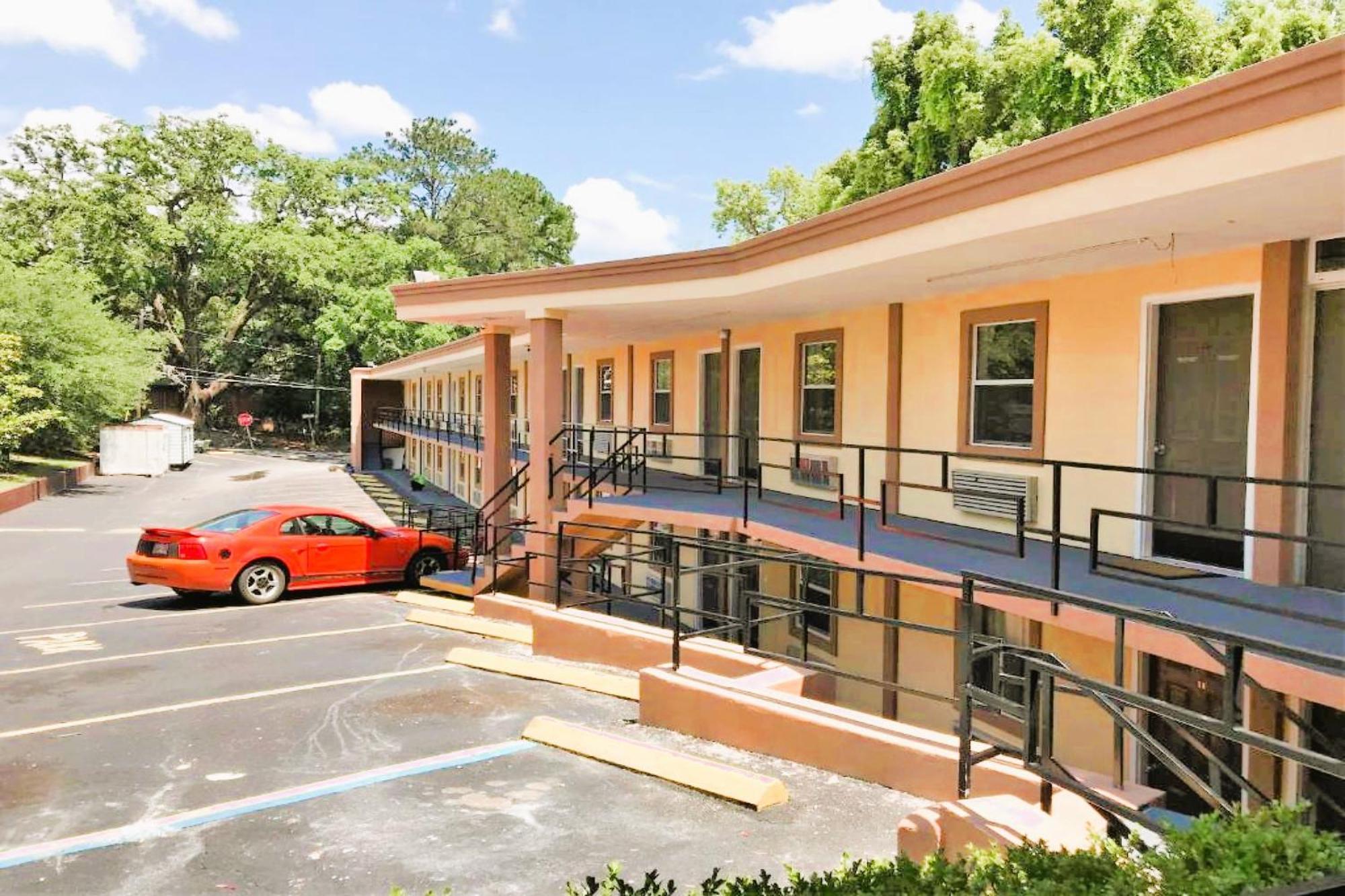 Oyo Hotel Tallahassee Downtown Exterior photo