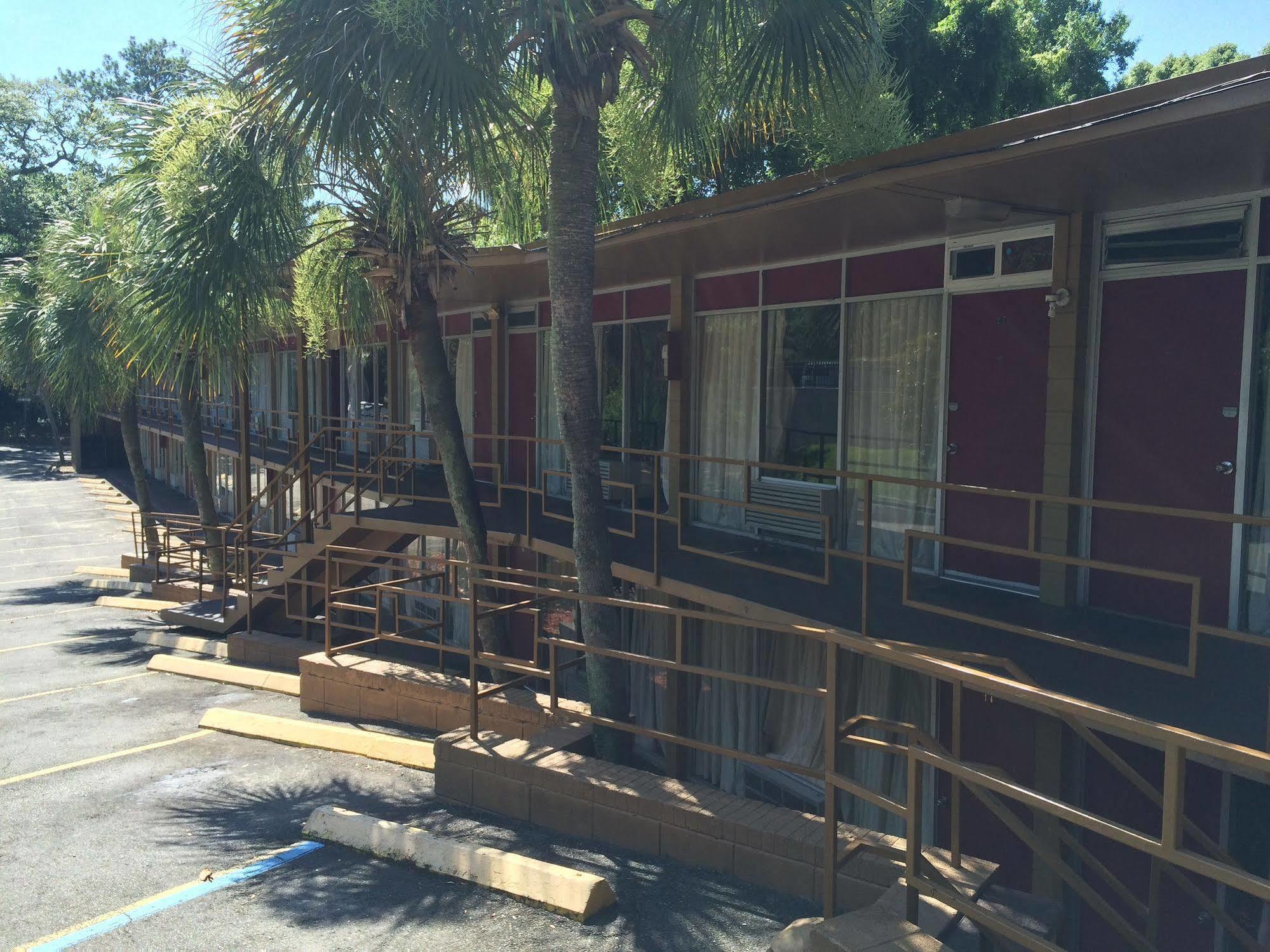 Oyo Hotel Tallahassee Downtown Exterior photo